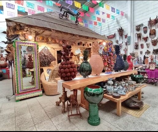 Interior de Casa Michoacana con piezas de arte popular mexicano